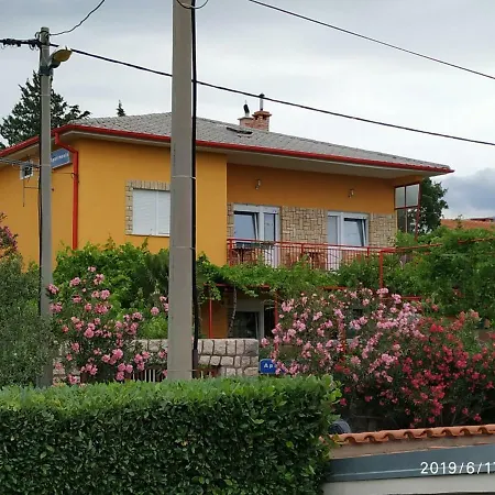 Apartments Maricic 200 Meters From The Beach Novi Vinodolski Exterior foto