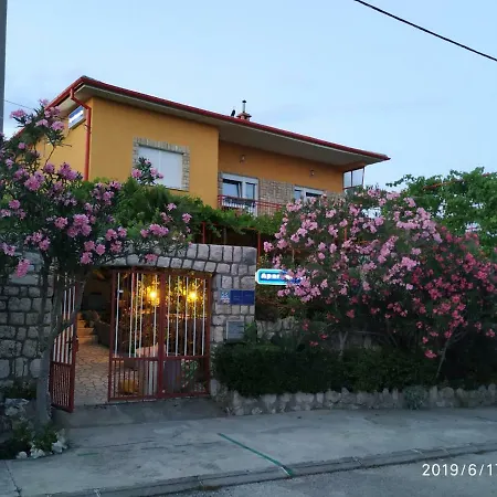 Apartments Maricic 200 Meters From The Beach Novi Vinodolski Exterior foto